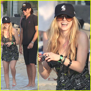 Avril Lavigne: St. Barts with a New Boy!