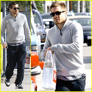 Jake Gyllenhaal is a Solo Shopper