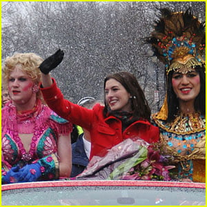 Anne Hathaway: Hasty Pudding Parade!