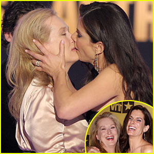 Meryl Streep & Sandra Bullock Kiss & Tie at Critics' Choice Awards