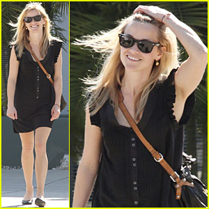 Reese Witherspoon is a Smiley Shopper