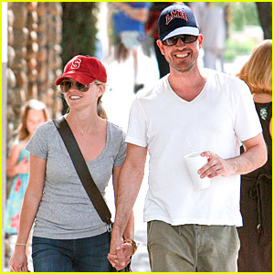 Reese Witherspoon & Jim Toth: Holding Hands!
