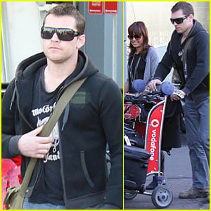Sam Worthington Heads to Sydney with His Sweetheart