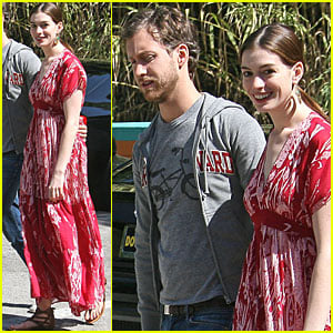 Anne Hathaway: Studio City with Her Sweetheart!