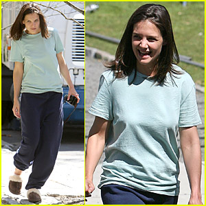 Katie Holmes: Slippers for Comfort!