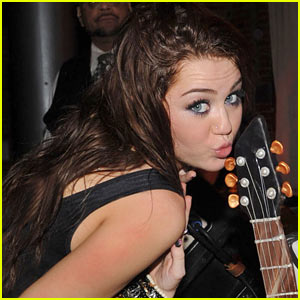Miley Cyrus CAN'T BE TAMED - Lyrics & Song!