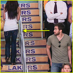 Jake Gyllenhaal Catches Eyeful (and Booty Full) at NBA Finals