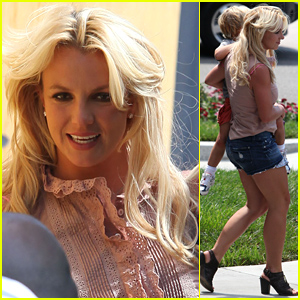 Britney Spears: Burgers with Her Boys!