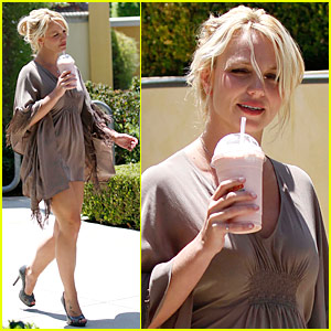 Britney Spears: Calabasas Commons Smoothie!