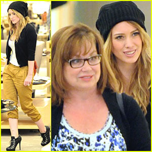 Hilary Duff: Shoe Shopping with Mom!