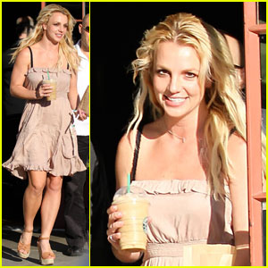 Britney Spears: Smiling at Starbucks