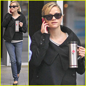 Reese Witherspoon: Pick-Me-Up at Starbucks