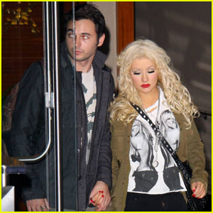 Christina Aguilera & Matthew Rutler: Holding Hands!