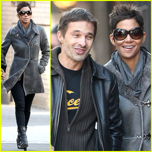 Halle Berry & Olivier Martinez: Smiley Stroll in NYC