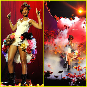 Rihanna's EMAs Performance -- VIDEO