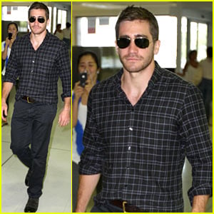 Jake Gyllenhaal Flies Out of Sydney