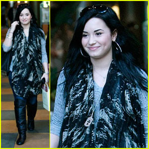 Demi Lovato Checks Out Cheesecake Factory