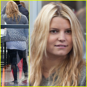 Jessica Simpson: Security Check-in Chick