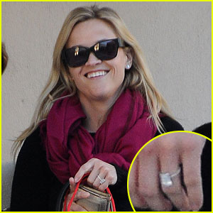 Reese Witherspoon Shows Off Engagement Ring!