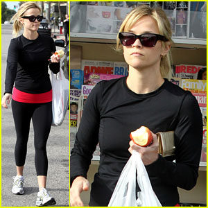 Reese Witherspoon Stocks Up on Magazines