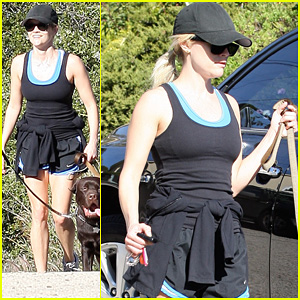 Reese Witherspoon Takes a Hike!