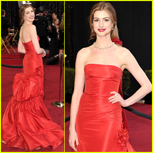 Anne Hathaway - Oscars 2011 Red Carpet