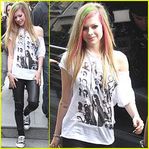 Avril Lavigne: Bonjour From Paris!