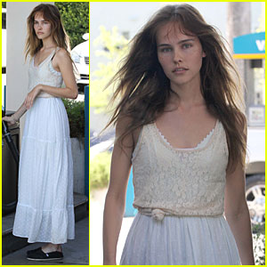Isabel Lucas: Gas Station Before the Beach!