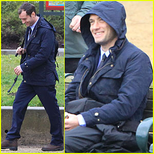 Jude Law: Park Bench Scenes for 'Contagion'