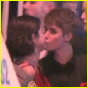 Selena Gomez & Justin Bieber Caught Kissing!