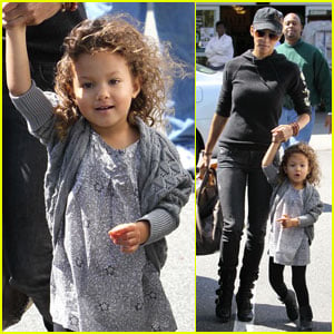 Halle Berry: Grocery Shopping with Nahla!