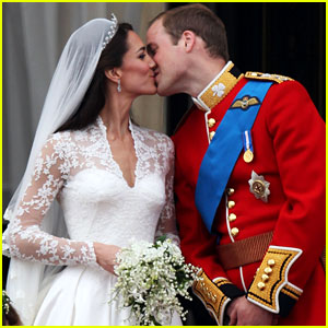 Kate Middleton & Prince William: Royal Wedding's First Kiss!