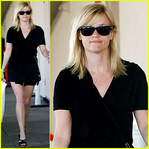 Reese Witherspoon Talks Sex Scene with Robert Pattinson | Reese