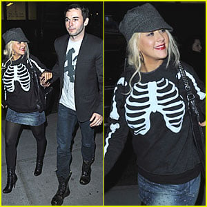 Christina Aguilera: Skeleton Shirt in NYC!