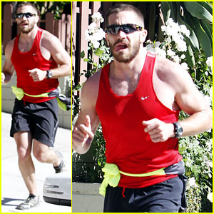 Jake Gyllenhaal: Bulging Biceps!