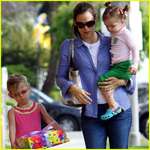 Jennifer Garner: Birthday Bash with the Kids!