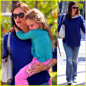 Jennifer Garner: Santa Monica Snack with Violet!