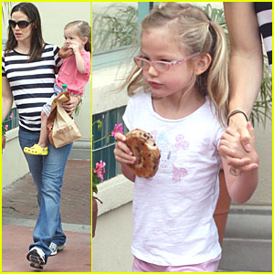 Jennifer Garner: Noah's Bagels with the Girls!