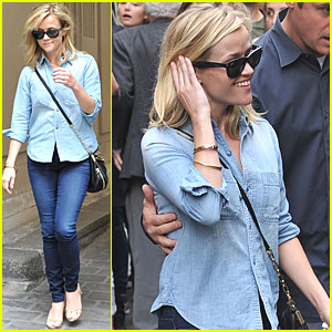 Reese Witherspoon: Shopping in Paris!