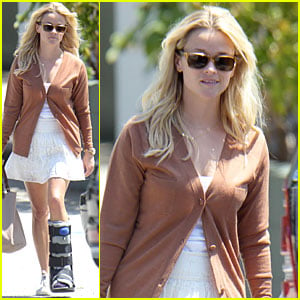Reese Witherspoon: Air Cast at Office Building