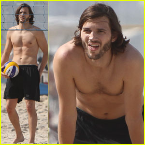 Ashton Kutcher: Beach Volleyball in Brazil!
