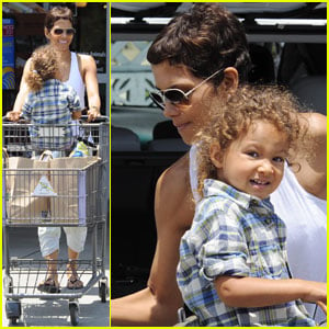 Halle Berry & Nahla: Grocery Girls