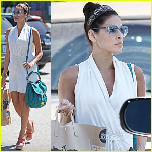 Eva Mendes Goes Grocery Shopping