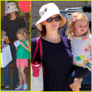 Jennifer Garner: Books and Cookies with the Girls!