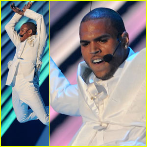 Chris Brown: MTV VMAs 2011 Performance!