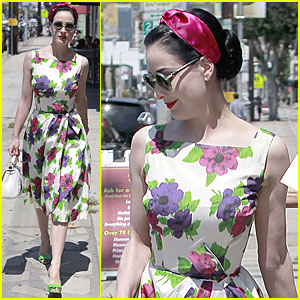Dita Von Teese: Lunch in Lime Green Louboutins!