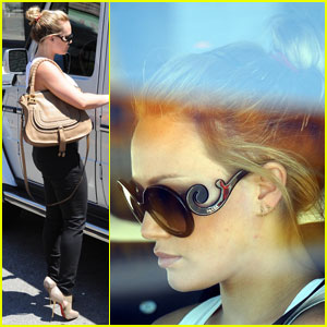 Hilary Duff: Pretty Prada Sunglasses!