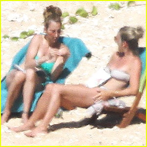 Jennifer Aniston & Christine Taylor: Bikini Babes in Hawaii!