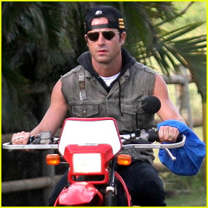Justin Theroux Rides Without a Helmet
