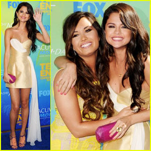 Selena Gomez & Demi Lovato - Teen Choice Awards 2011 Red Carpet